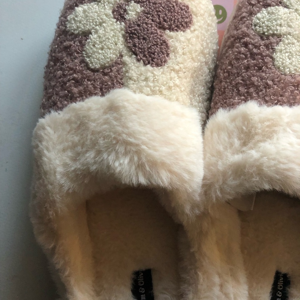 Sam and Olivia Ladies Cream purple flower Plush Slippers - Picture 3 of 10